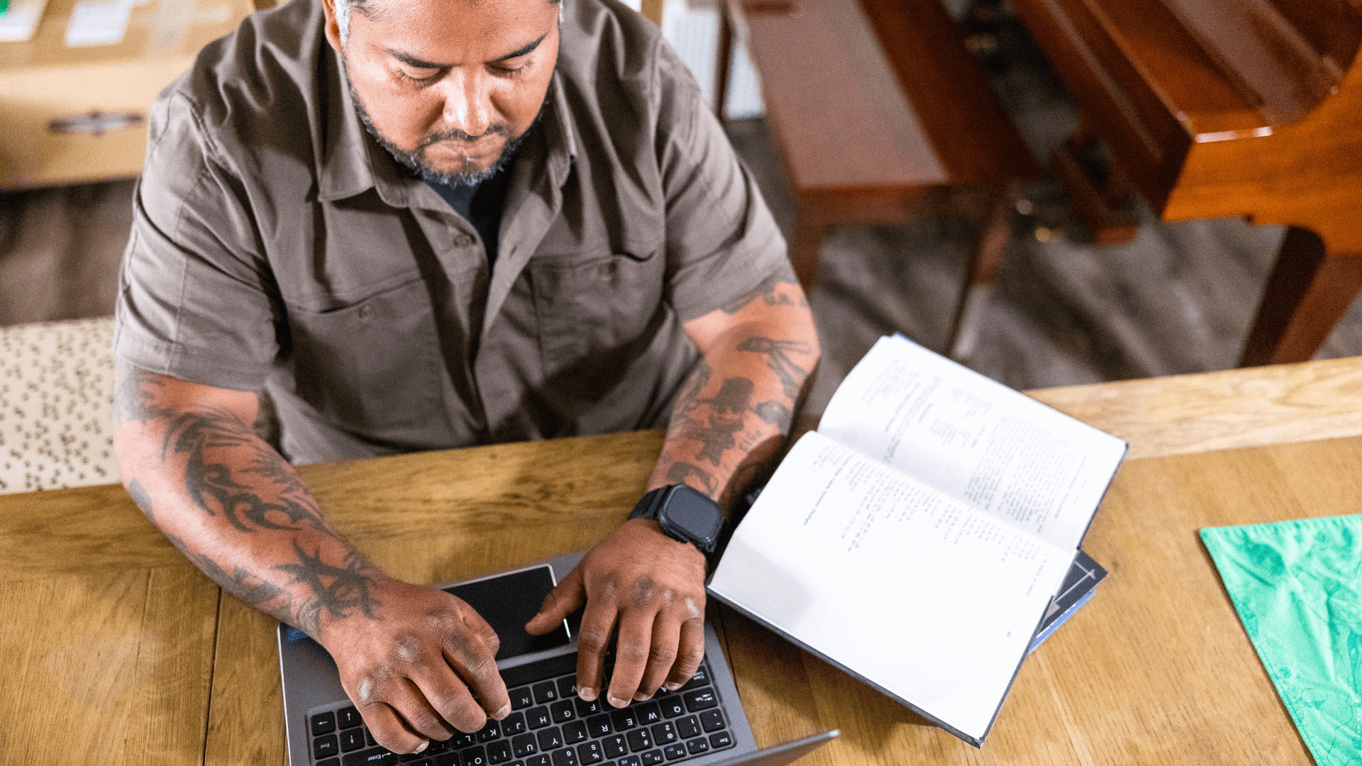 man-on-laptop-studying_world-impact-tumi_urban-ministry-training