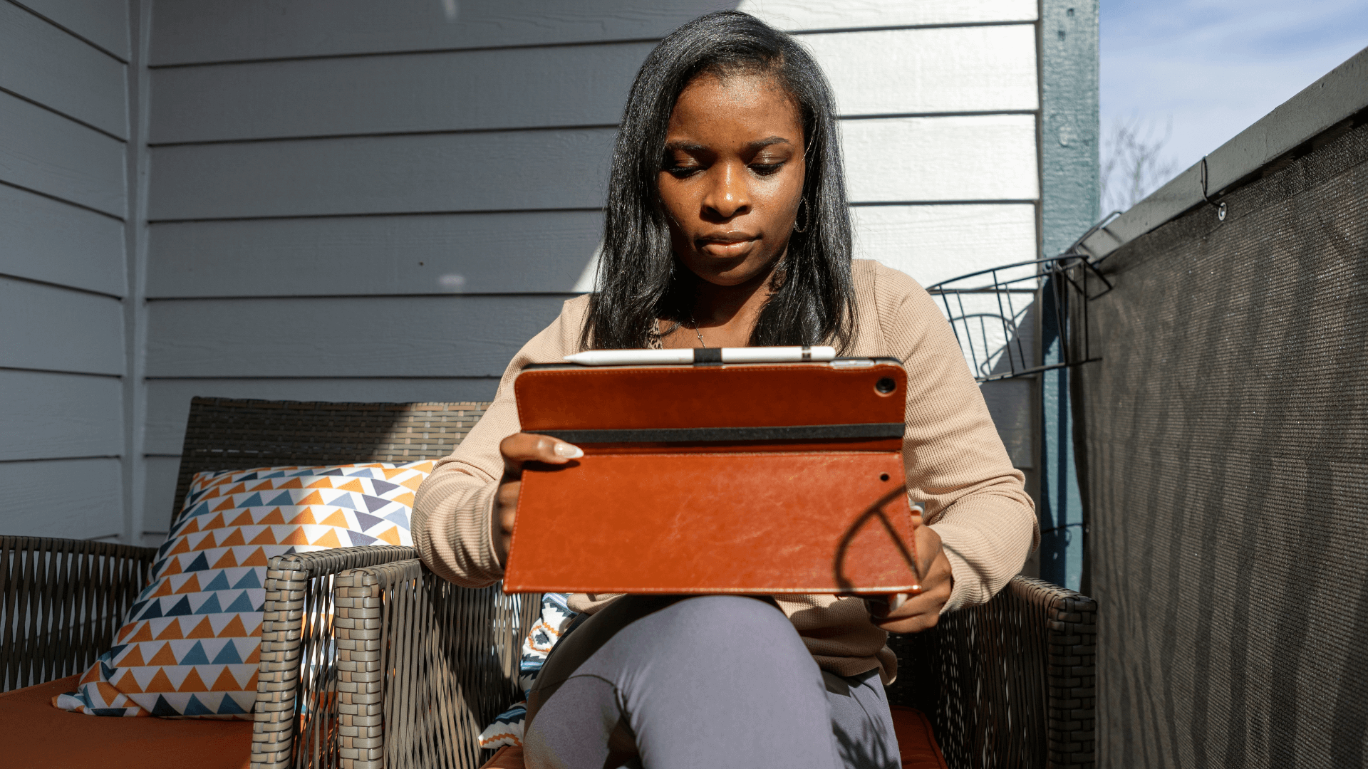 woman-on-laptop_world-impact-tumi_urban-ministry-training